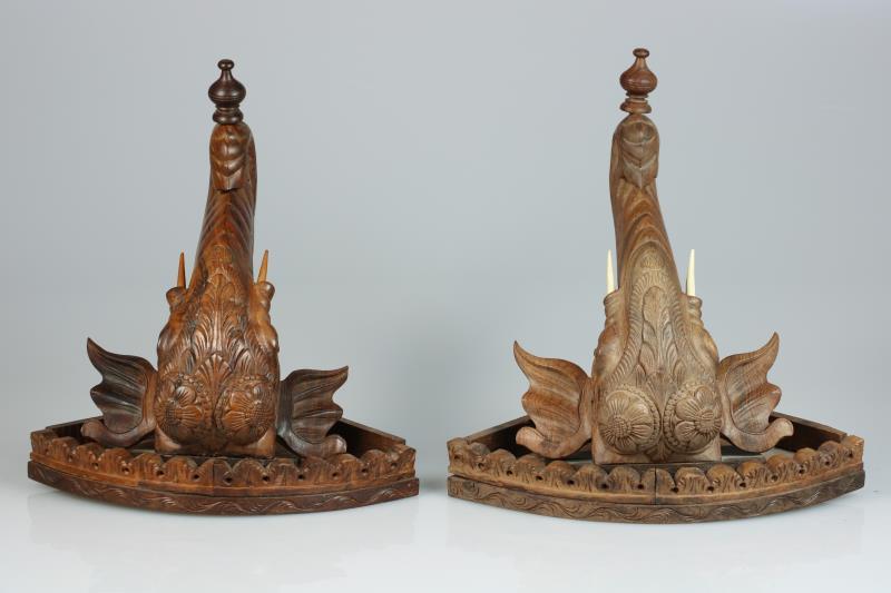 Een lot van (2) Balinese houten wandconsoles. Eind 20e eeuw.  