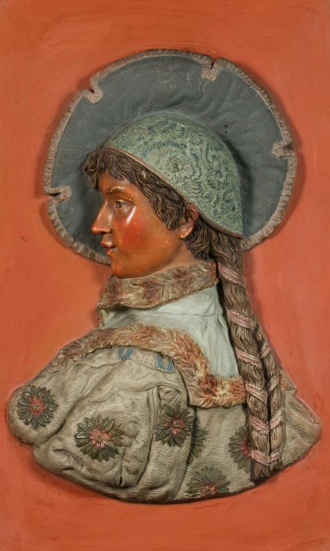 Een gegoten reliëf in de vorm van een dame met koperen omlijsting. Circa 1900.