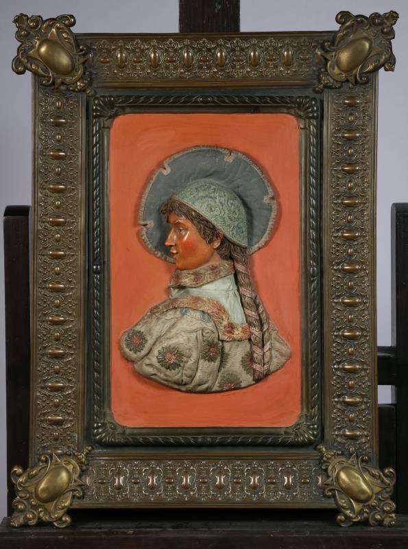 Een gegoten reliëf in de vorm van een dame met koperen omlijsting. Circa 1900.