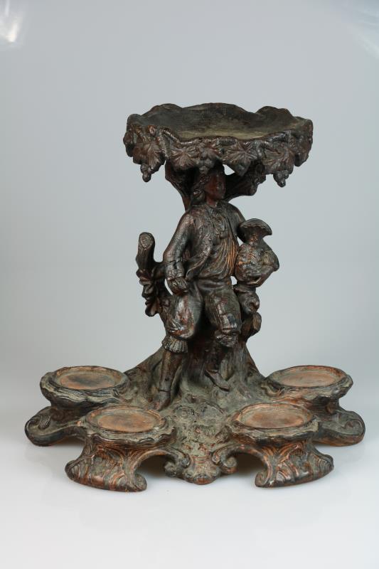 Een terracotta tafelstuk. Eind 19e eeuw.