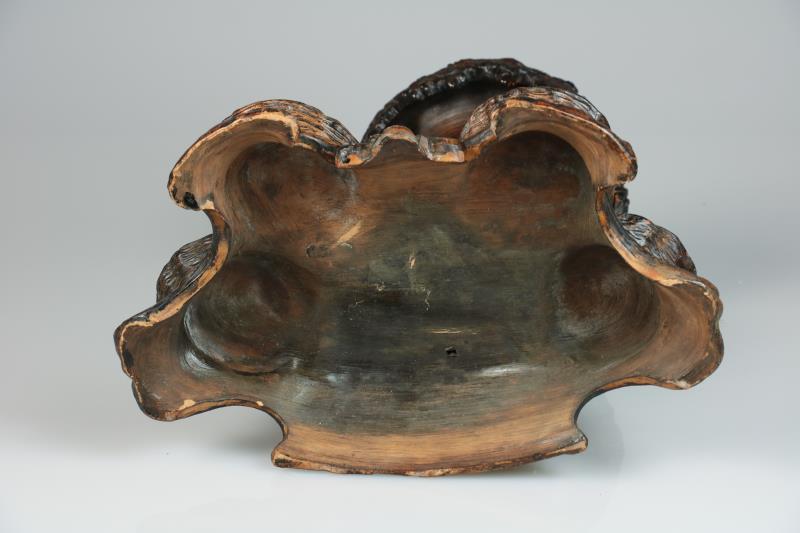 Een terracotta tafelstuk. Eind 19e eeuw.
