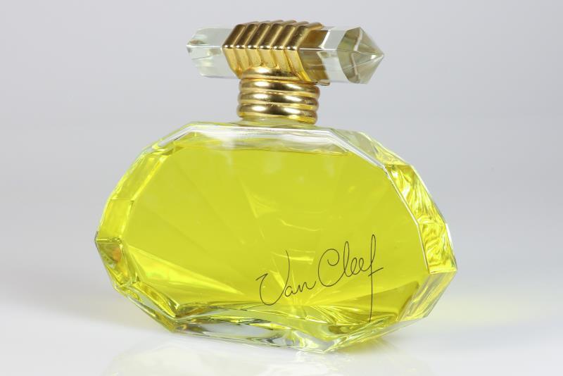 Een grote display parfum fles Van Cleef & Arpels. Frankrijk 2e helft 20e eeuw.