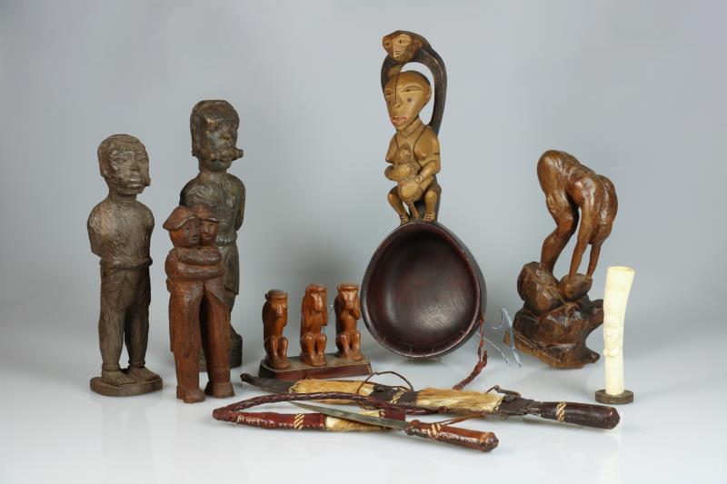 Een lot divers Afrikaans houtsnijwerk en messen in lederen foederaal.