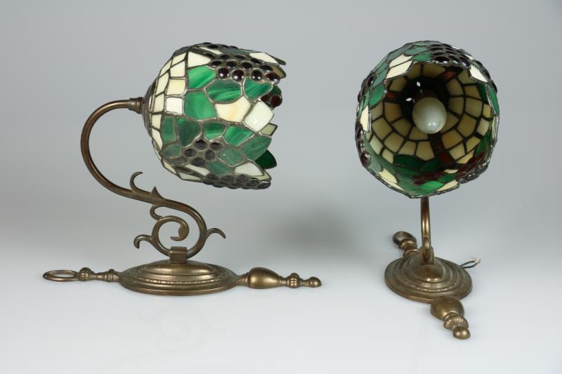 Een set van twee wandlampen in Tiffany stijl. 2e helft 20e eeuw.