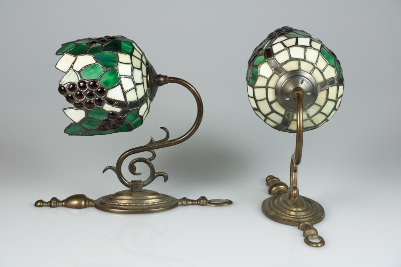 Een set van twee wandlampen in Tiffany stijl. 2e helft 20e eeuw.