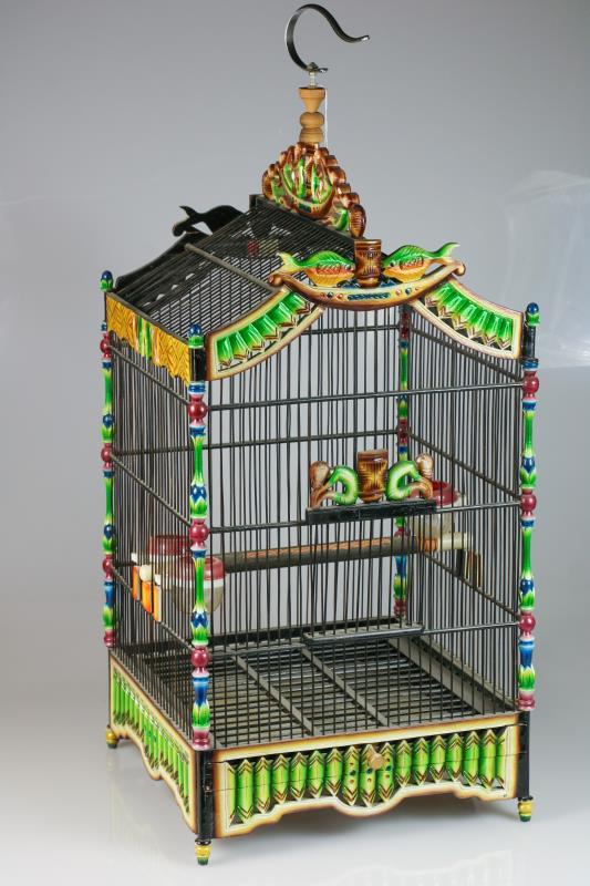 Een Chinese pagode-stijl vogelkooi, gepolychromeerd, eind 20e eeuw. 