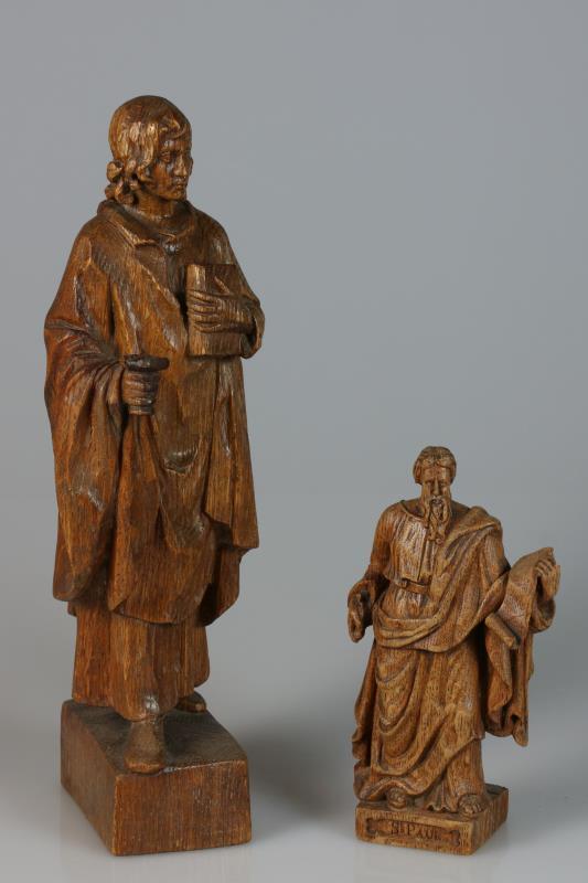 Twee gesneden eiken beeldjes, ca. 1900, voorstellende Paulus en Johannes de Evangelist. 