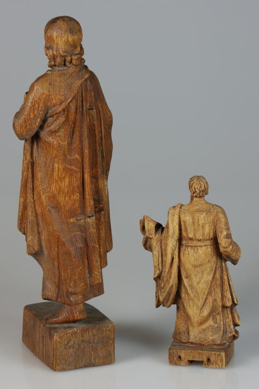 Twee gesneden eiken beeldjes, ca. 1900, voorstellende Paulus en Johannes de Evangelist. 