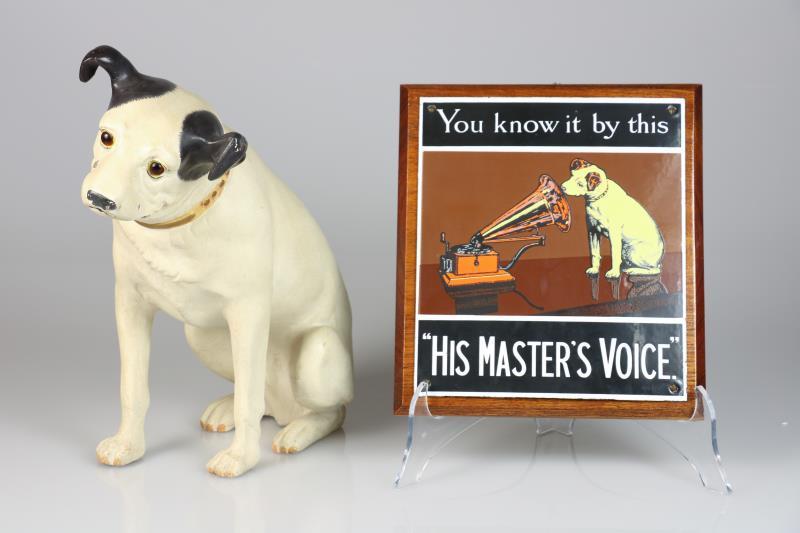 Een resin sculptuur van een hondje in de stijl van "His masters voice", en daarbij een emaille reclamebord, 20e eeuw. 