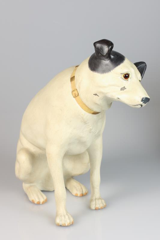 Een resin sculptuur van een hondje in de stijl van "His masters voice", en daarbij een emaille reclamebord, 20e eeuw. 