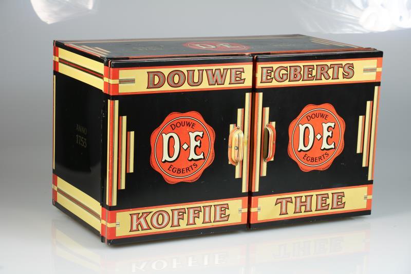Een groot Douwe Egberts blikken hangkastje, beschilderd en met tekst aan binnenzijde, Nederland - 1920-1949.
