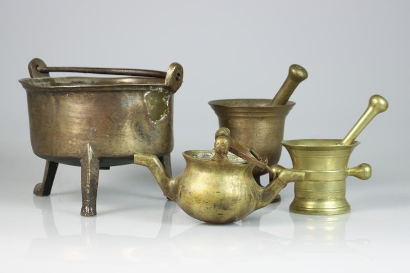 Een lot (4) divers brons keukengoed, waaronder een lavabo, een braadpan op drie poten en twee vijzels, diverse leeftijden.
