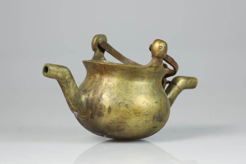 Een lot (4) divers brons keukengoed, waaronder een lavabo, een braadpan op drie poten en twee vijzels, diverse leeftijden.
