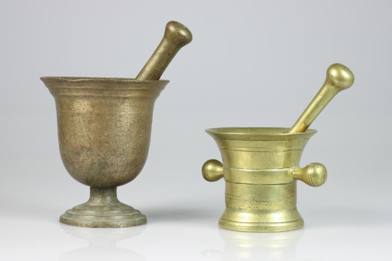 Een lot (4) divers brons keukengoed, waaronder een lavabo, een braadpan op drie poten en twee vijzels, diverse leeftijden.