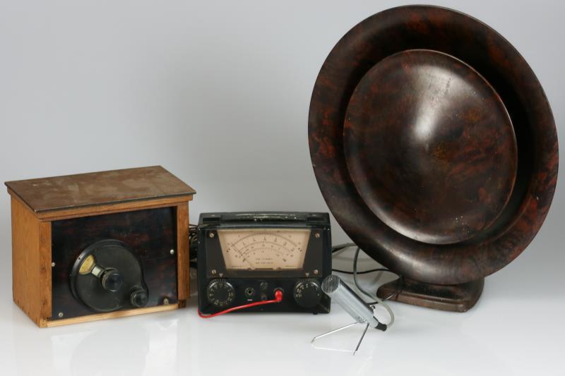 Een lot diverse elektrische apparaten waaronder een voltmeter en een bakelieten speaker van Philips. 1e helft 20e eeuw. 