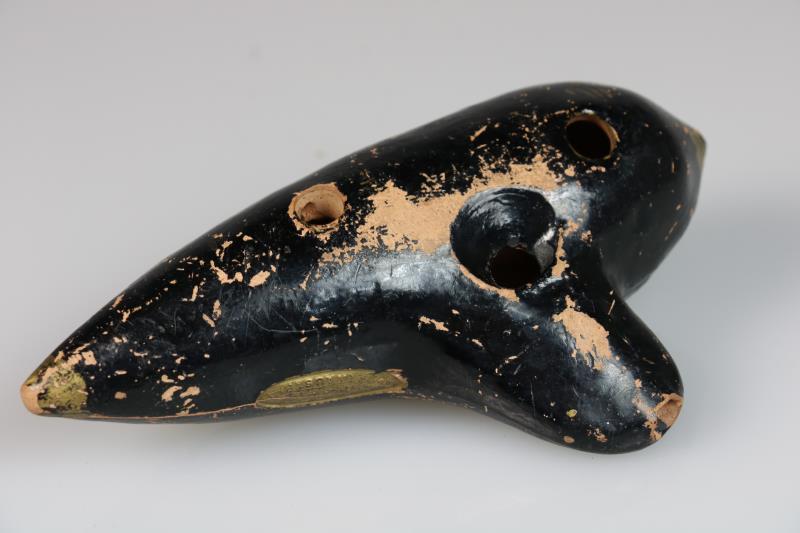 Een Ocarina, aardewerken fluit, gemerkt: H. Fiehn, Vienna. Oostenrijk, ca. eind 19e eeuw.