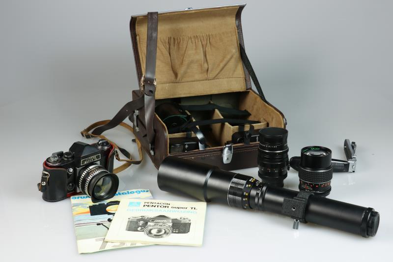 Een lot (3) divers fotografie apparatuur, waaronder een DDR Jena Pentacon T.L. 2/1.8 cameralens in koffer en met toebehoren, een Kenlock F 1.8 500 mm telelens en daarbij een DDR Jena Pentacon Super T.L. 1/2.8 50 mm camera in foudraal. 
