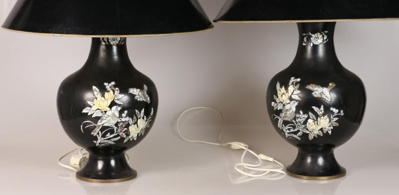 Twee Chinese lampen van gelakt metalen balustervazen met parelmoer belegd en elektrisch gemonteerd, eind 20e eeuw. 