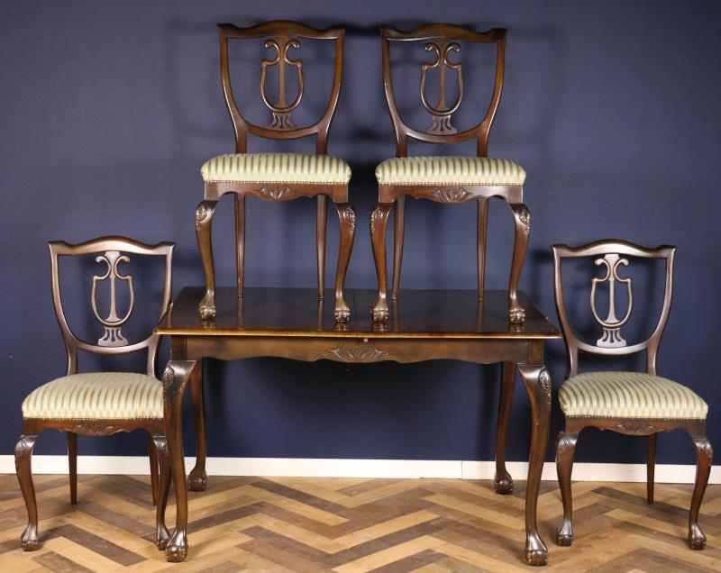 Een Chippendale-stijl uitschuifbare eettafel met vier bijpassende stoelen, mahoniehout. Engeland, 1e helft 20e eeuw. 