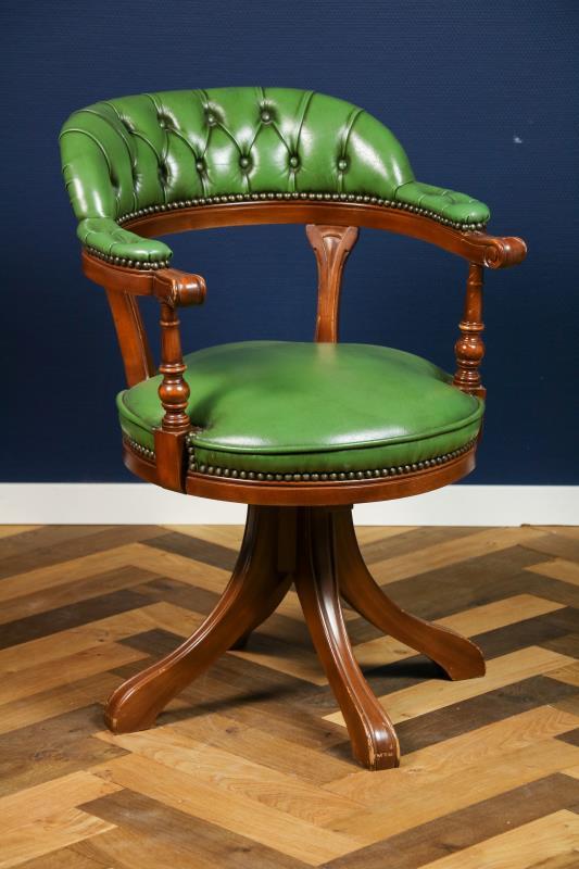 Een Chesterfield bureaustoel, draaibaar en met groene leren bekleding. 2e helft 20e eeuw. 