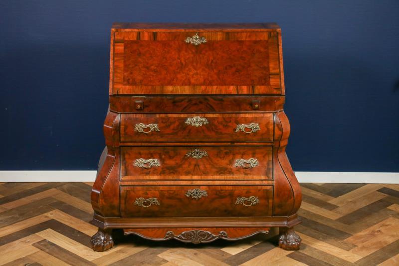 Een wortelnoten belijmd Hollands Louis XV-stijl klepsecretaire. Laat 20e eeuw. 