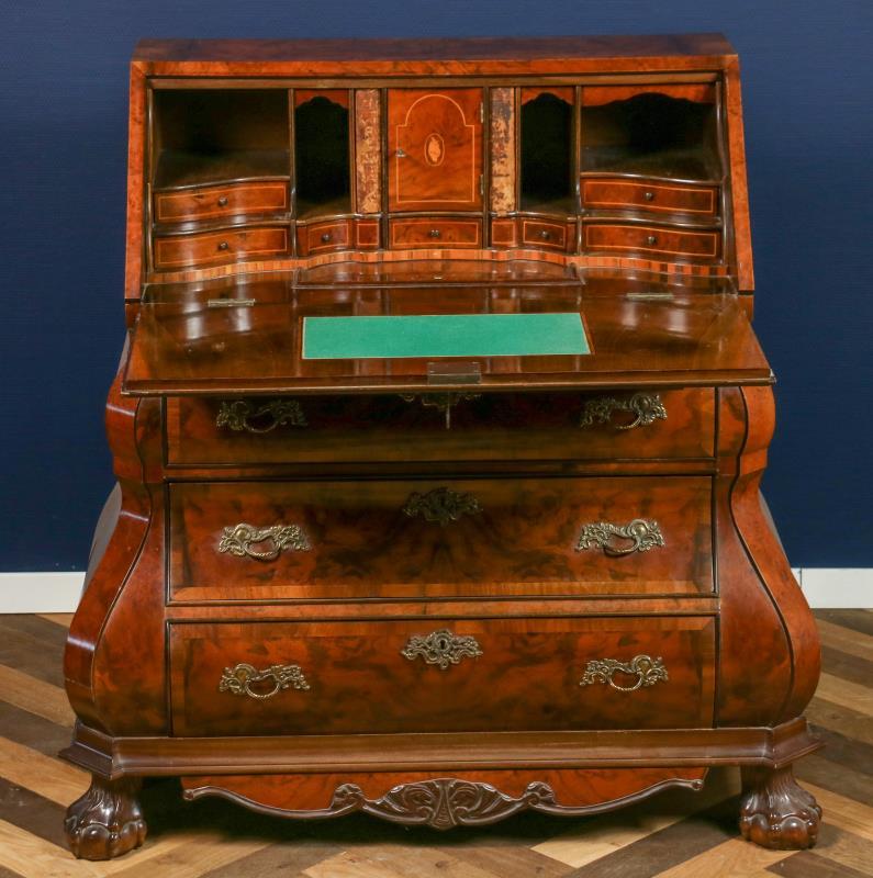 Een wortelnoten belijmd Hollands Louis XV-stijl klepsecretaire. Laat 20e eeuw. 