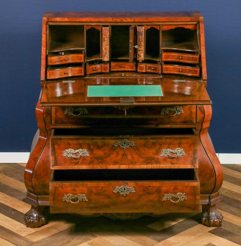 Een wortelnoten belijmd Hollands Louis XV-stijl klepsecretaire. Laat 20e eeuw. 