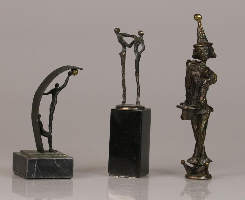 Een lot van (4) diverse bronzen sculpturen, waaronder Corry Ammerlaan. Nederland, 2e helft 20e eeuw. 