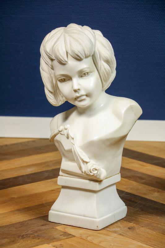 Een marmeren buste van een meisje met bloemenslinger. 
