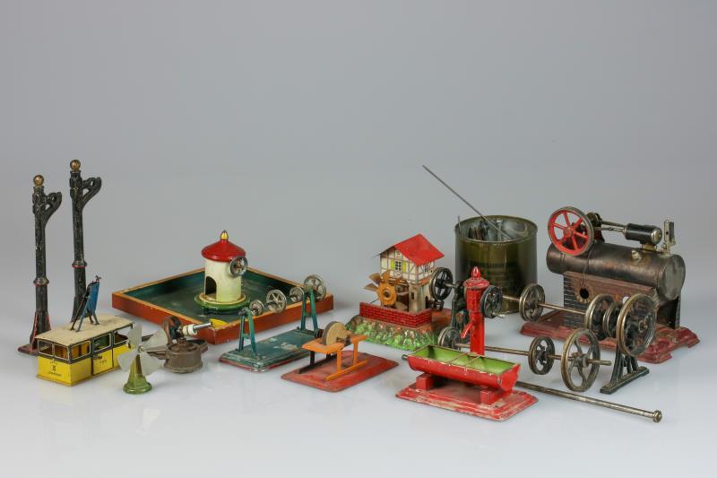 Een lot divers oud speelgoed, waaronder: een miniatuur stoommachine met brander, kabelbaan, watermolen, waterpomp, bootjevaren, enkele gemerkt: Märklin, Lehman of JF/ BW Bing Nürnberg Spielzeug.