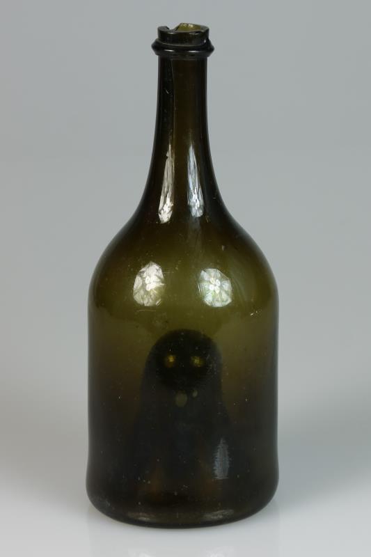 Een groenglazen fles met diepe ziel. 18e eeuw.