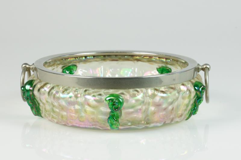 Een glazen Art Nouveau iriserende glazen schaal. Kralik Bohemia (1879 -1911).