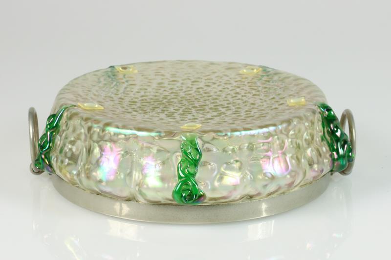 Een glazen Art Nouveau iriserende glazen schaal. Kralik Bohemia (1879 -1911).