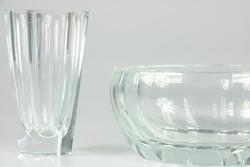 Een glazen tafelset bestaande uit een vaas en een schaal, Moser. Tsjechoslowakije, 20e eeuw.