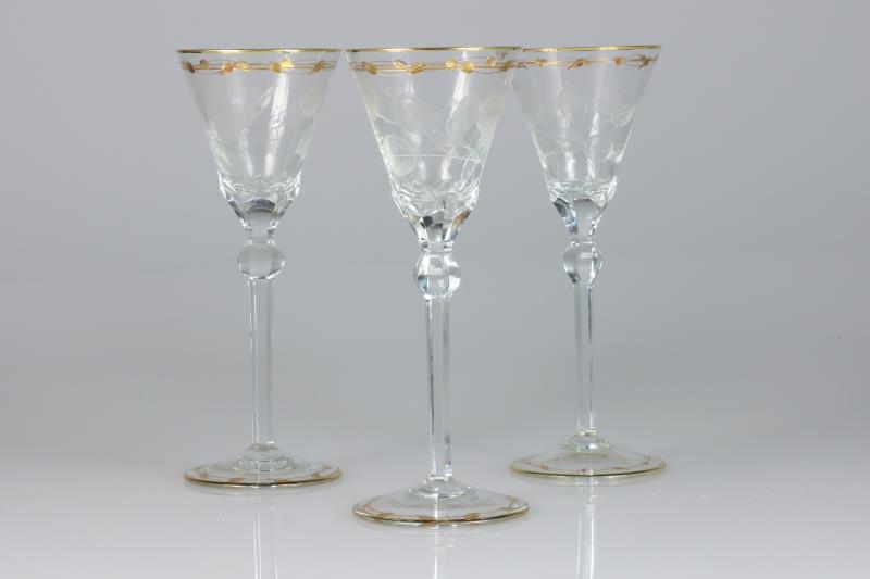 Een set van (3) kristallen coupes met verguld rand en geslepen bloemen. Moser. Tsjechoslowakije, 20e eeuw.