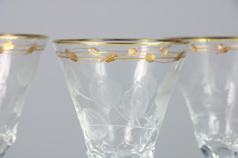Een set van (3) kristallen coupes met verguld rand en geslepen bloemen. Moser. Tsjechoslowakije, 20e eeuw.