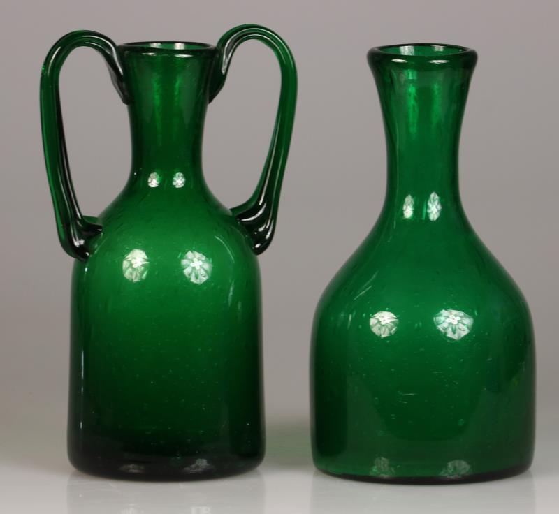 Een lot van (2) groene "Antiqua" vazen. Kristalunie Maastricht, 20e eeuw. 