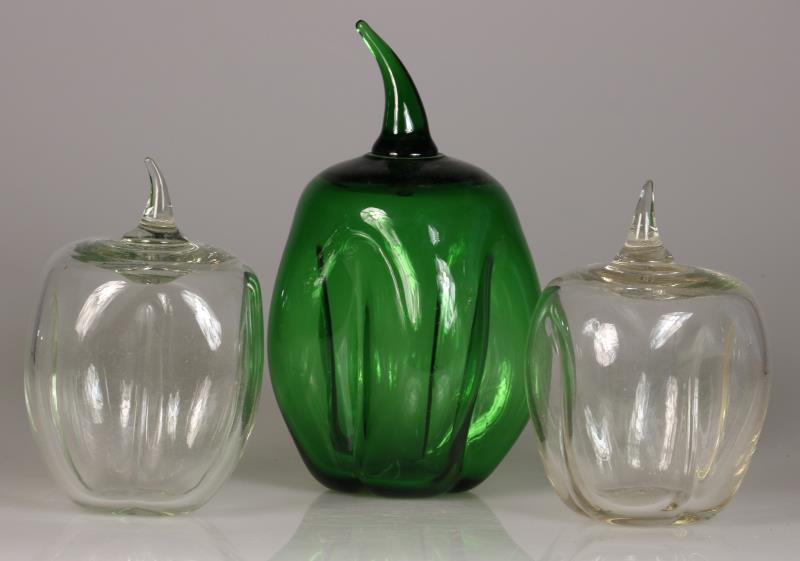 Een lot van (3) glazen design objecten waarvan (2) blank glas en (1) groen glas. 20e eeuw. 