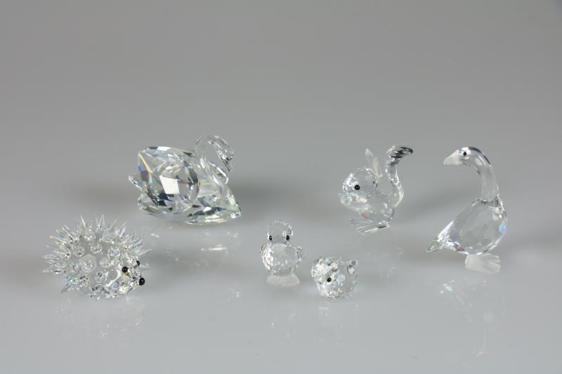 (6) delig lot divers Swarovski. 20e eeuw. Bestaande uit een egel, twee kuikens, zwaan, gans en een eekhoorn. Inclusief dozen, twee met certificaat.