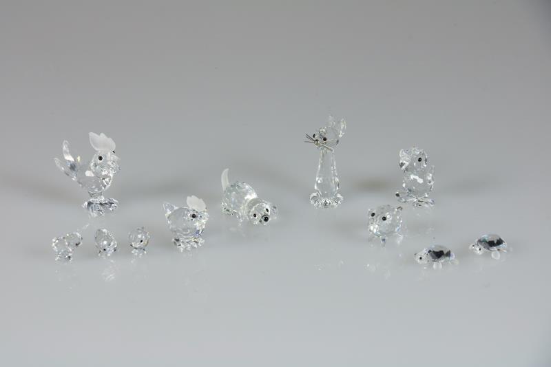 (8) delig lot divers Swarovski, 20e eeuw. Waaronder een haan, kip, set van drie kuikens, kat, hondje, varkentje en daarbij twee schildpadjes. 20e eeuw. Inclusief dozen, een met certificaat.