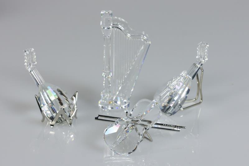 (4) delig lot muziekinstrumenten, Swarovski, 20e eeuw. Waaronder een harp, een viool en twee luiten. Alle inclusief doos en certificaat.