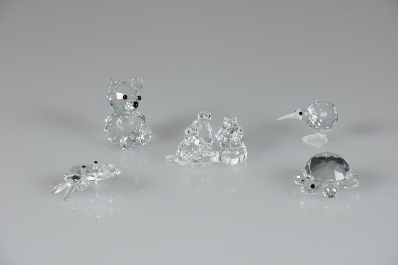 (5) delig lot divers Swarovski, 20e eeuw. Waaronder een kiwi-vogel, krab, beer, set van drie pinguins op ijsschots en schildpad. Inclusief dozen. 