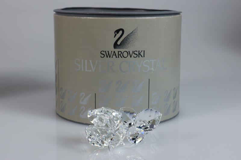 (2) Swarovski rozen, 20e eeuw. Beiden inclusief doos en certificaat. 