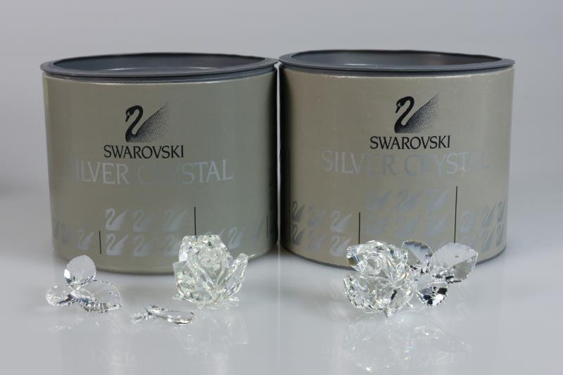 (2) Swarovski rozen, 20e eeuw. Beiden inclusief doos en certificaat. 