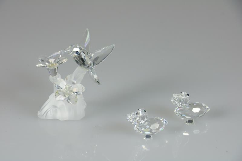 (3) delig lot divers Swarovski, 20e eeuw. Waaronder een kolibri en een pelikaan (beiden met certificaat), daarbij een pelikaan. Alle inclusief dozen.