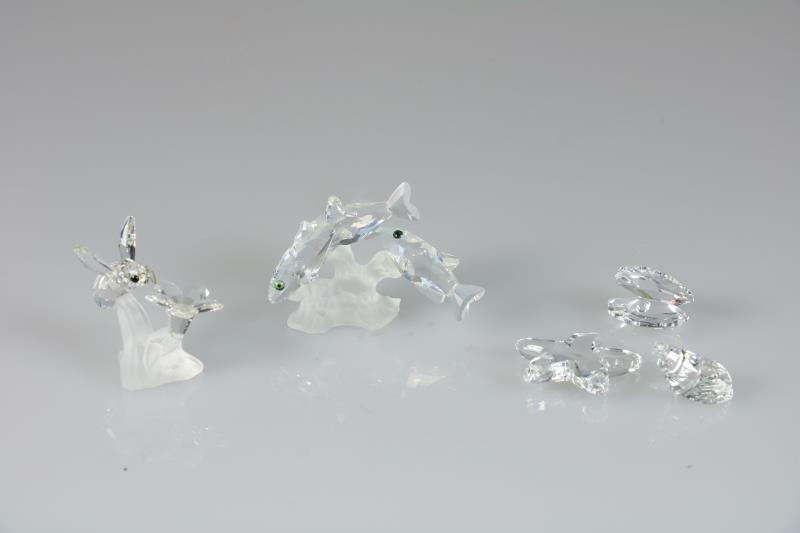 (3) delig lot divers Swarovski, 20e eeuw. Waaronder een vissensculptuur (met certificaat), een bij met bloem en een set van drie schelpen. (Alle inclusief doos)