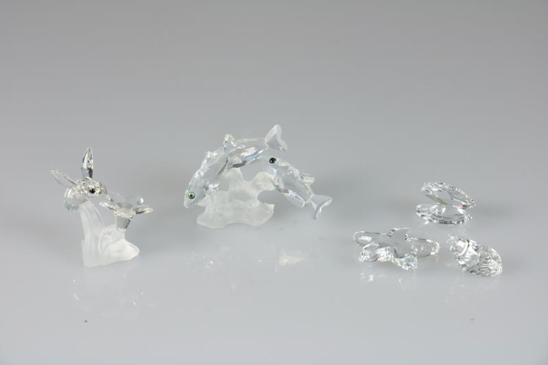 (3) delig lot divers Swarovski, 20e eeuw. Waaronder een vissensculptuur (met certificaat), een bij met bloem en een set van drie schelpen. (Alle inclusief doos)