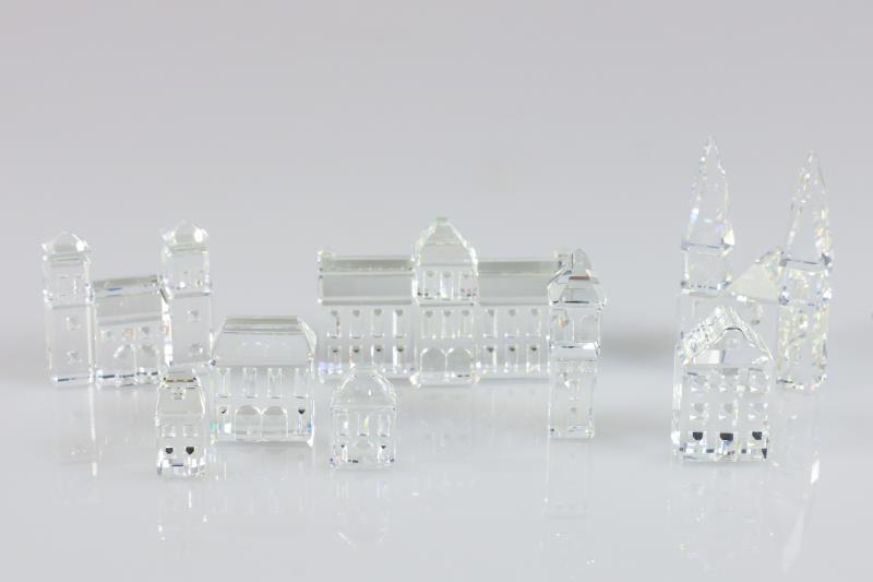 (5) delig lot divers 'city planning' Swarovski, 20e eeuw. Waaronder drie gebouwen, een toren en twee sets van twee huisjes. (Alle met doos, op één na alle inclusief certificaat). 