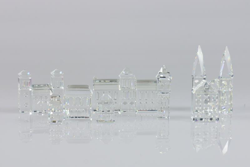 (5) delig lot divers 'city planning' Swarovski, 20e eeuw. Waaronder drie gebouwen, een toren en twee sets van twee huisjes. (Alle met doos, op één na alle inclusief certificaat). 