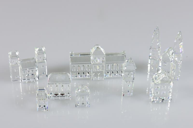 (5) delig lot divers 'city planning' Swarovski, 20e eeuw. Waaronder drie gebouwen, een toren en twee sets van twee huisjes. (Alle met doos, op één na alle inclusief certificaat). 